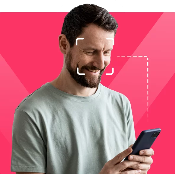 Homem olhando para o celular fazendo reconhecimento facial - Acertpix